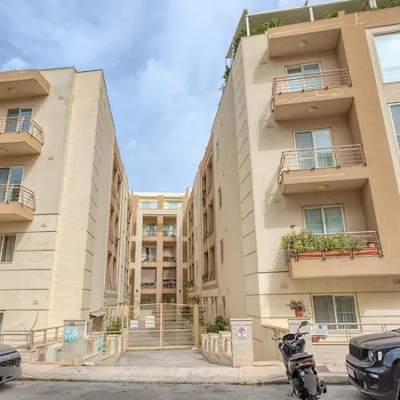 아파트 Swieqi 3 Bedroom With Patio *