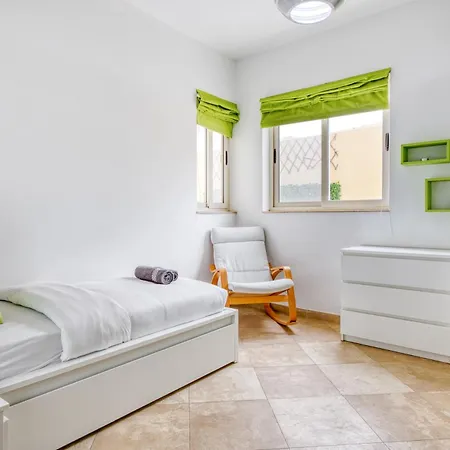 Swieqi 3 Bedroom With Patio