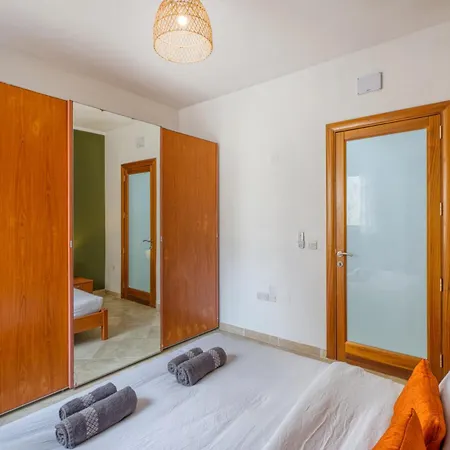 Swieqi 3 Bedroom With Patio Apartment