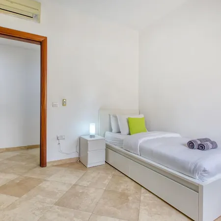 公寓 Swieqi 3 Bedroom With Patio