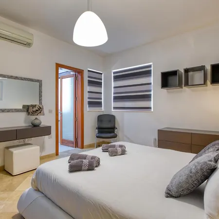 Swieqi 3 Bedroom With Patio 아파트