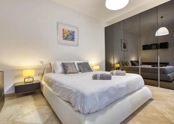 Swieqi 3 Bedroom With Patio Daire *