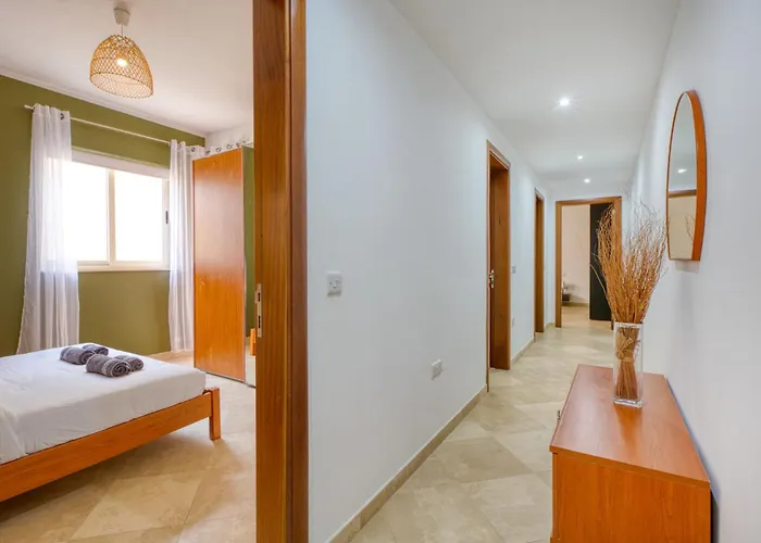 Swieqi 3 Bedroom With Patio