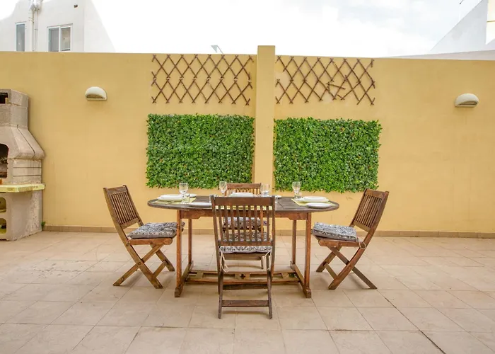 Swieqi 3 Bedroom With Patio Apartament