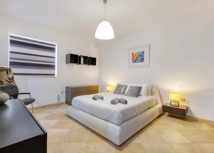 Swieqi 3 Bedroom With Patio Daire *