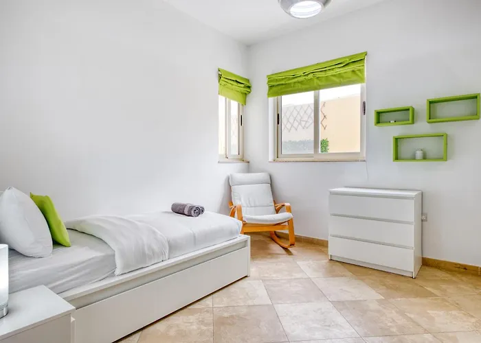 Swieqi 3 Bedroom With Patio