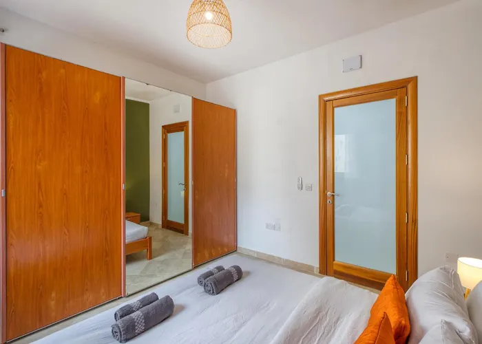 Swieqi 3 Bedroom With Patio Daire