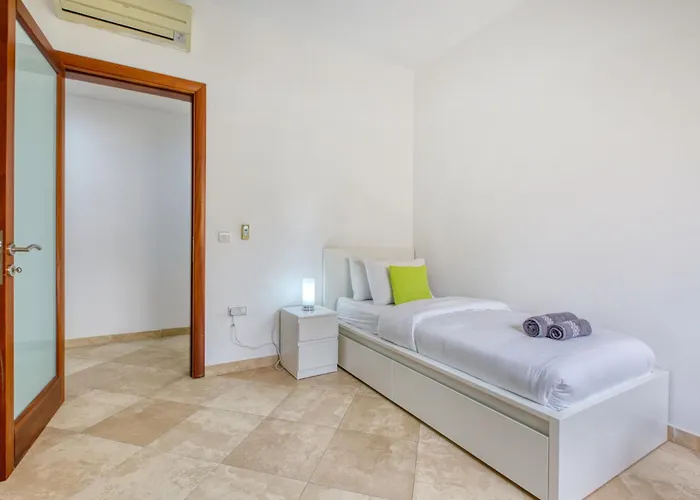 Apartament Swieqi 3 Bedroom With Patio