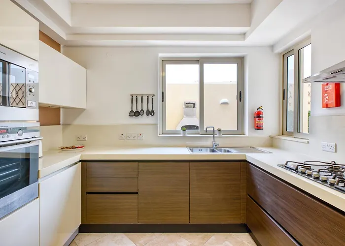 Swieqi 3 Bedroom With Patio Apartament *