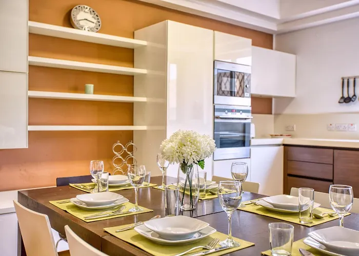 Swieqi 3 Bedroom With Patio Daire *