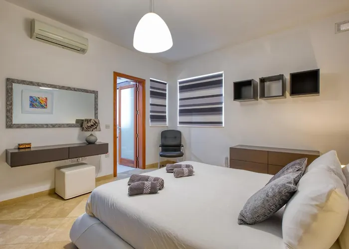 Swieqi 3 Bedroom With Patio Apartament